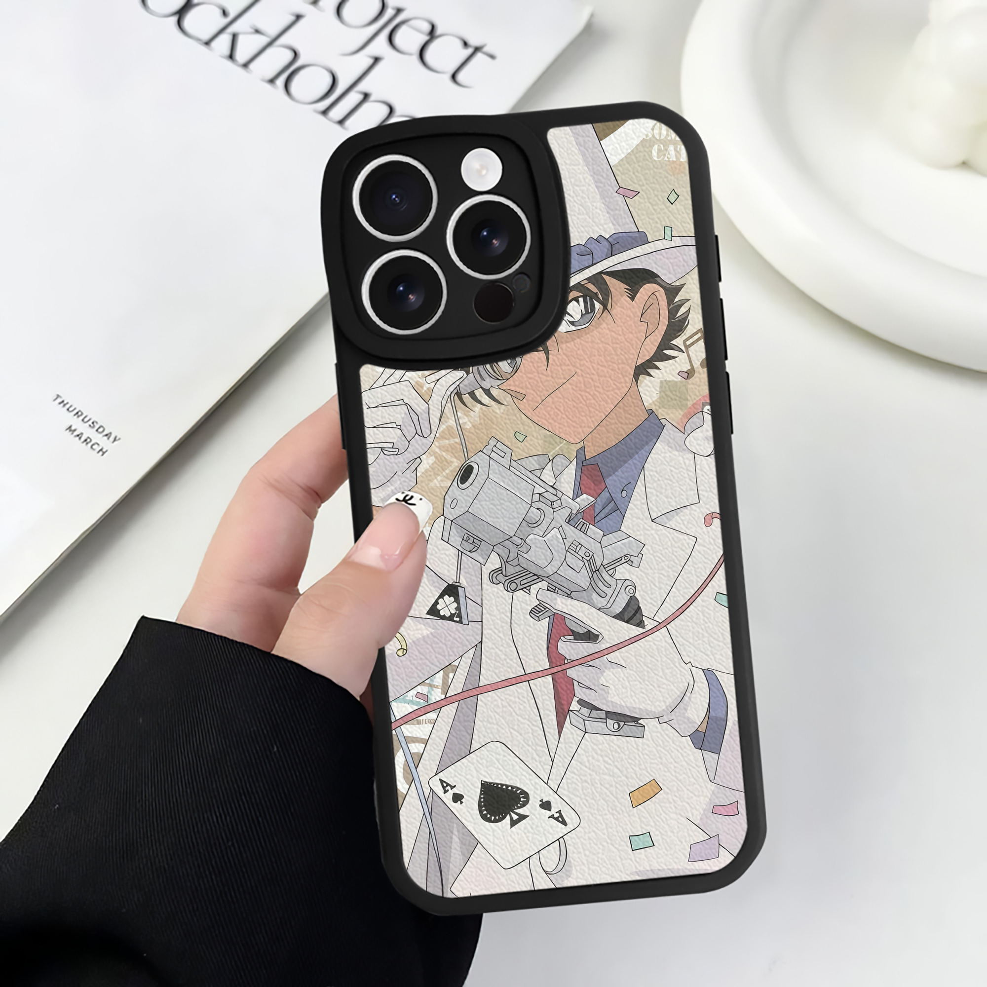（画像用） 名探偵コナン Detective Conan 【iPhone 16シリーズ対応】シリコンスマホケース（レザー調） 材質：シリコン